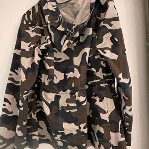 Size M camo utility jacket
